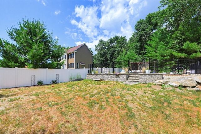 7 Tabor Rd, Uxbridge, MA 01569