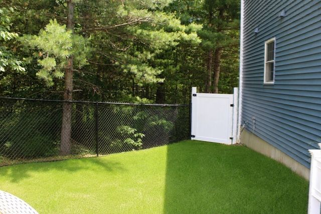 7 Tabor Rd, Uxbridge, MA 01569