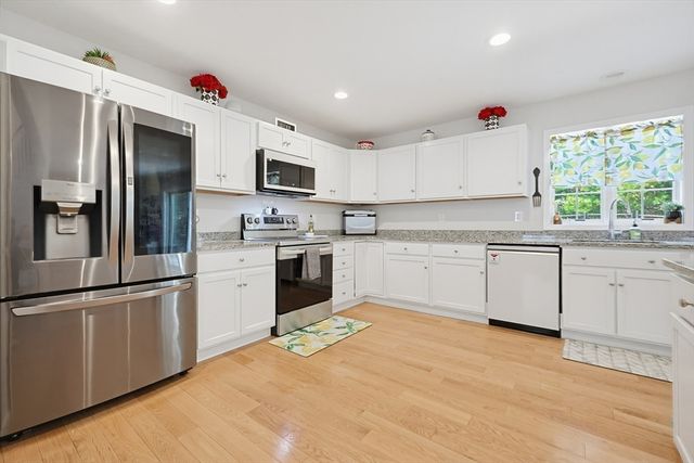 7 Tabor Rd, Uxbridge, MA 01569