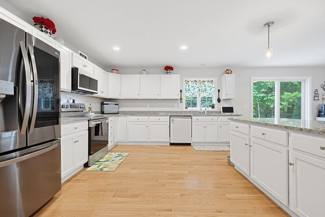 7 Tabor Rd, Uxbridge, MA 01569