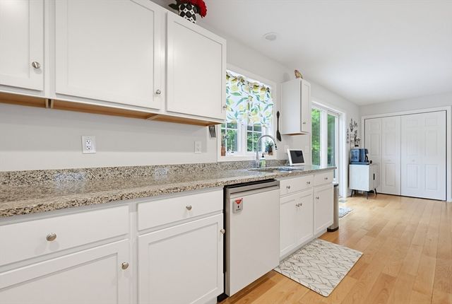 7 Tabor Rd, Uxbridge, MA 01569