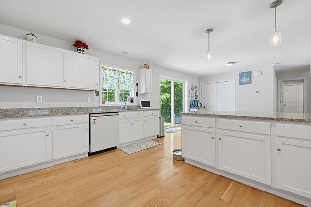 7 Tabor Rd, Uxbridge, MA 01569