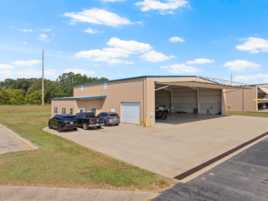 Hangar 601 Mike Hall Parkway Hangar 601, Mt Pleasant, TX 75455