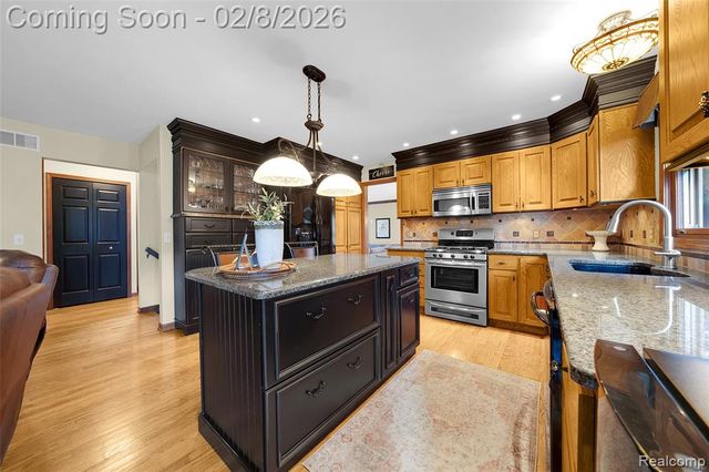 2780 Airport Road, Waterford, MI 48329