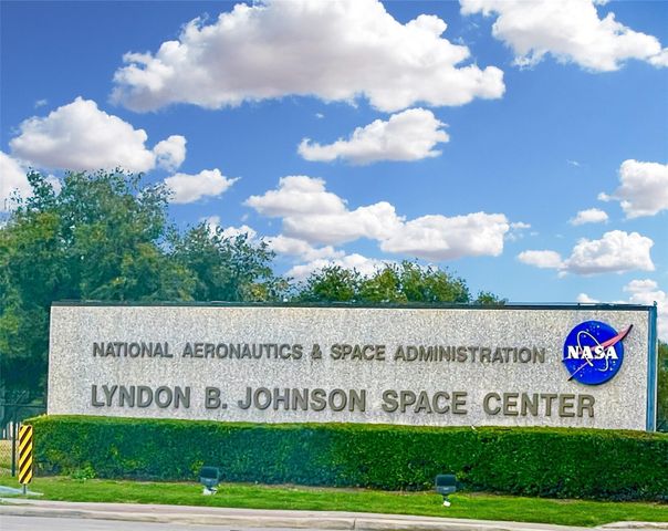 1880 Saxony Lane, Houston, TX 77058