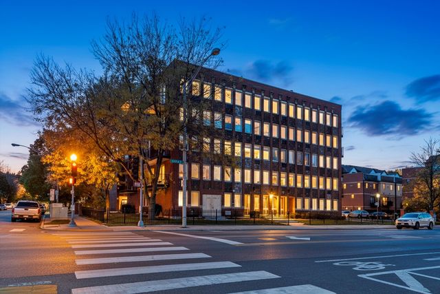 1041 Susan Collins Lane 304, Oak Park, IL 60302