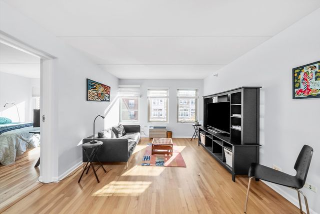 1041 Susan Collins Lane 304, Oak Park, IL 60302