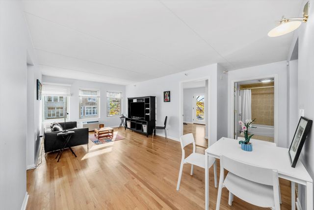 1041 Susan Collins Lane 304, Oak Park, IL 60302