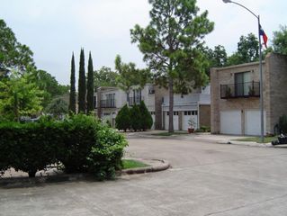 18 Townhouse Court, Bellaire, TX 77401