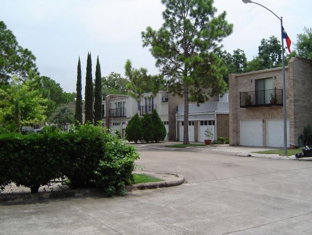 18 Townhouse Court, Bellaire, TX 77401