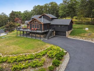 8 Sutton Rd, Hopatcong Boro, NJ 07843