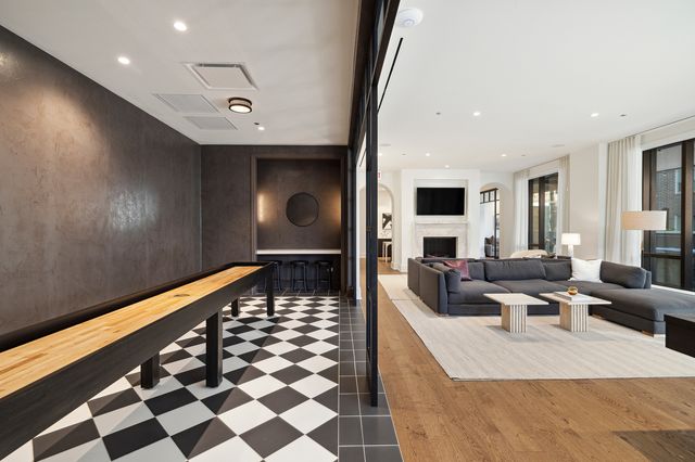 21 N May Street 405, Chicago, IL 60607