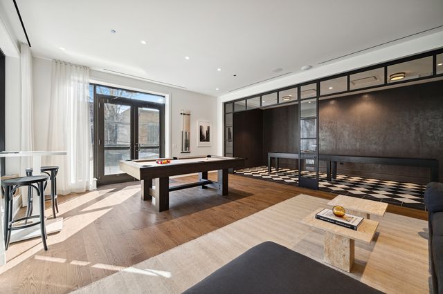 21 N May Street 405, Chicago, IL 60607