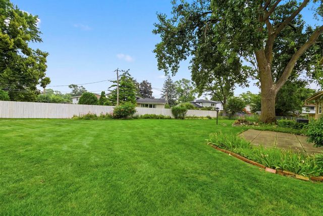 333 Beau Drive, Des Plaines, IL 60016