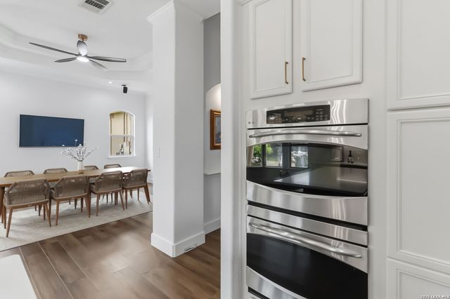 318 Berry Oaks Dr, Bulverde, TX 78163