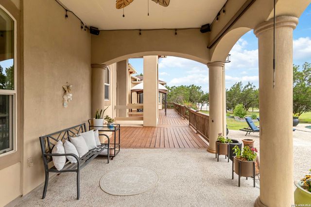 318 Berry Oaks Dr, Bulverde, TX 78163