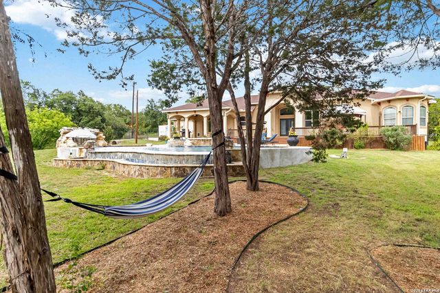 318 Berry Oaks Dr, Bulverde, TX 78163
