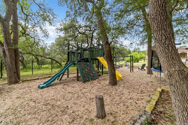 318 Berry Oaks Dr, Bulverde, TX 78163