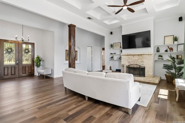 318 Berry Oaks Dr, Bulverde, TX 78163