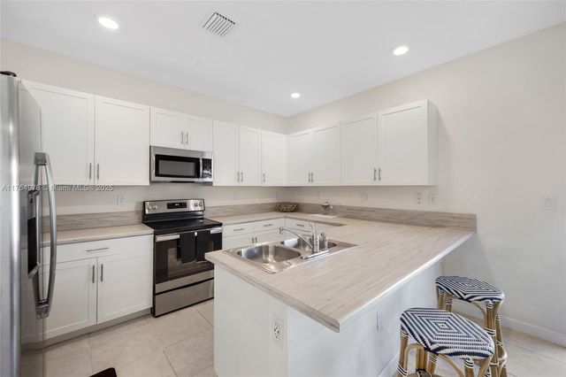 10568 W 32nd Ln, Hialeah, FL 33018