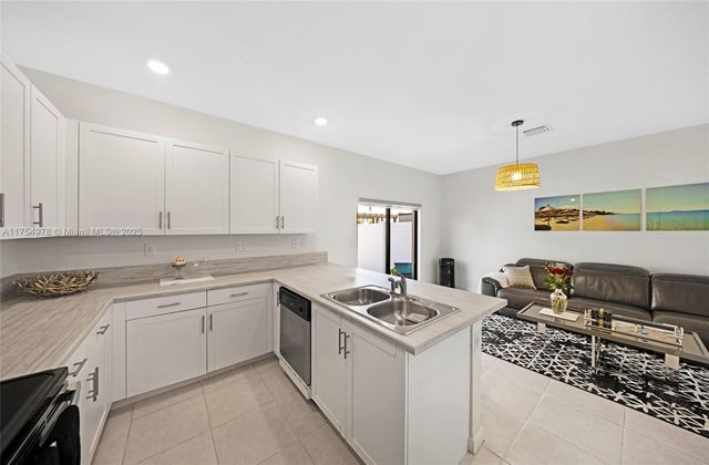 10568 W 32nd Ln, Hialeah, FL 33018