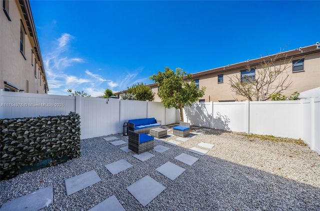 10568 W 32nd Ln, Hialeah, FL 33018