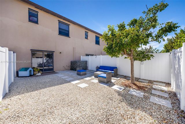 10568 W 32nd Ln, Hialeah, FL 33018