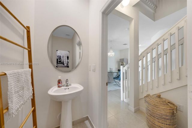 10568 W 32nd Ln, Hialeah, FL 33018