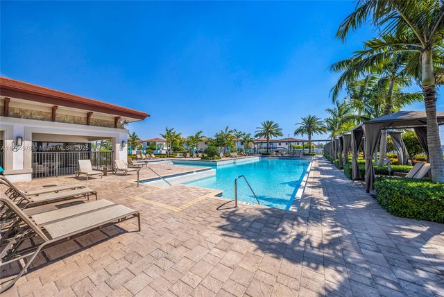 10568 W 32nd Ln, Hialeah, FL 33018