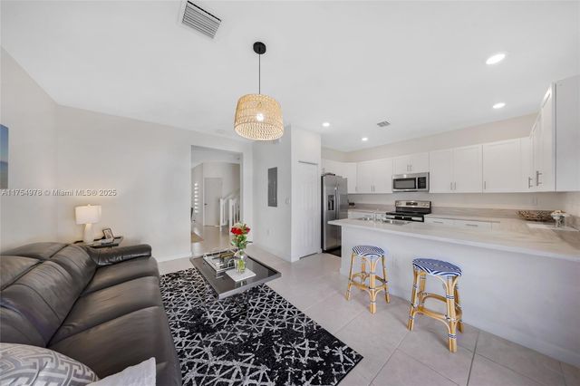 10568 W 32nd Ln, Hialeah, FL 33018