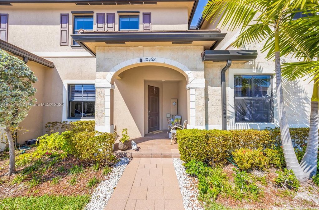 10568 W 32nd Ln, Hialeah, FL 33018