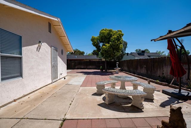 802 W Center St, Manteca, CA 95337