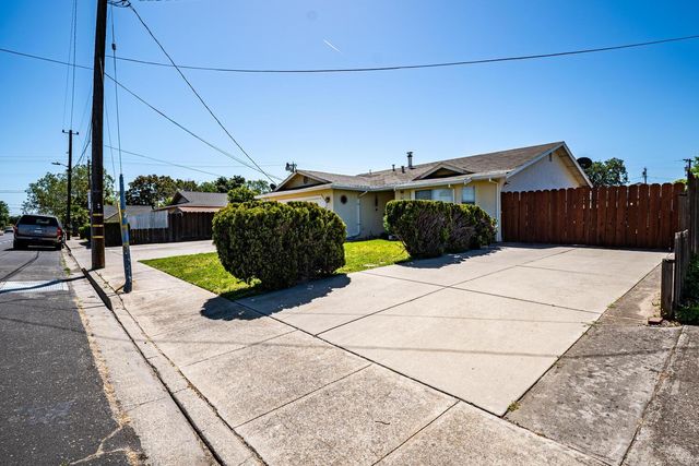 802 W Center St, Manteca, CA 95337