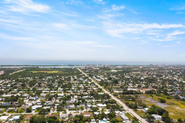 19165 SE Homewood Avenue, Jupiter, FL 33469