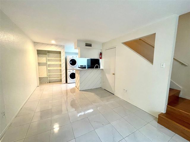 2100 Wilcrest Drive 123, Houston, TX 77042