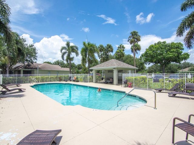 2538 12th Square SW, Vero Beach, FL 32968