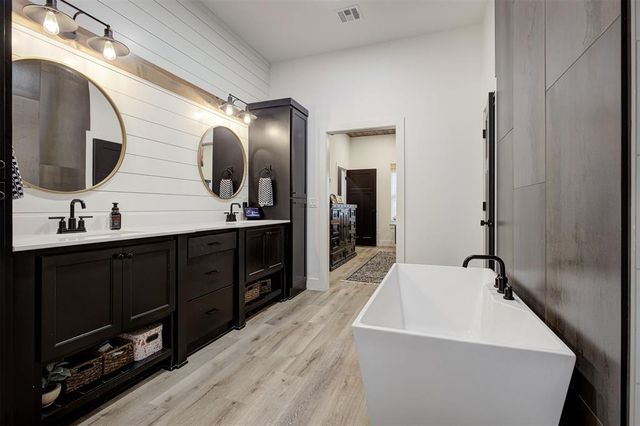 4600 Mustang Park Boulevard, Mustang, OK 73064