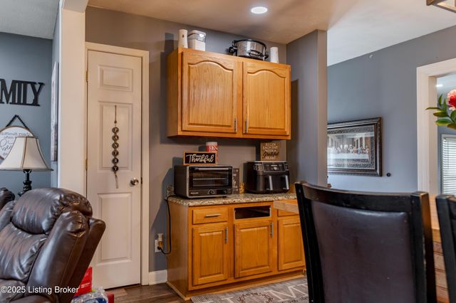 6304 Nigel Dr, Louisville, KY 40216