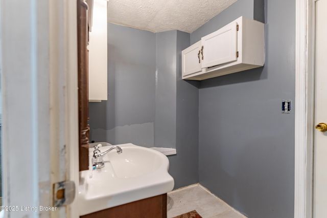 6304 Nigel Dr, Louisville, KY 40216