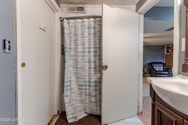 6304 Nigel Dr, Louisville, KY 40216