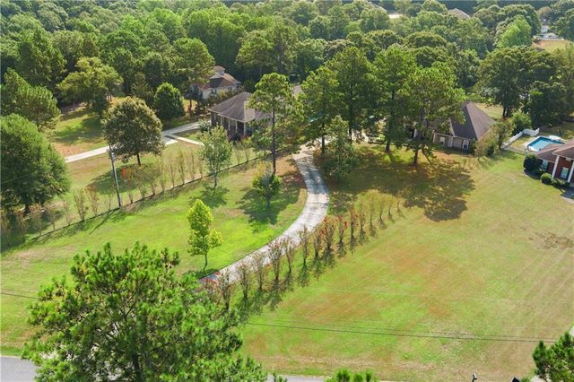 2660 Meadow Lake Road, Semmes, AL 36575