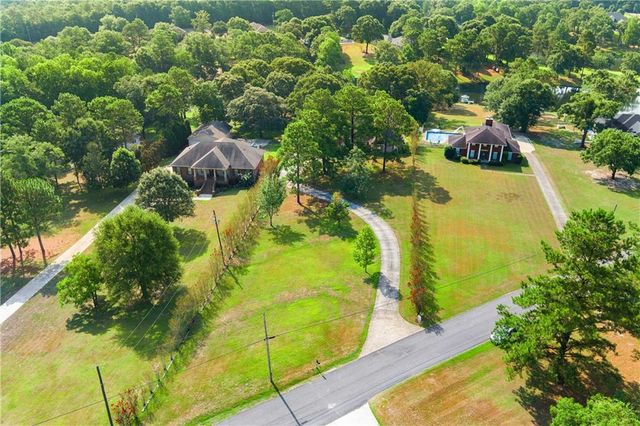 2660 Meadow Lake Road, Semmes, AL 36575