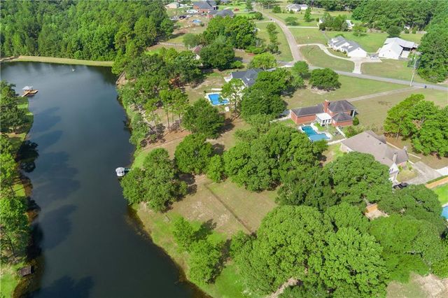 2660 Meadow Lake Road, Semmes, AL 36575