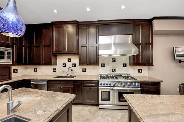 45 Bayou Pointe Drive, Houston, TX 77063