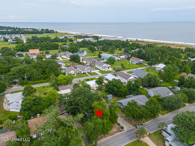 109 Palm Avenue, Pass Christian, MS 39571