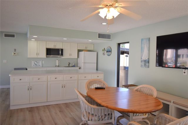 121 FERNWOOD CIRCLE 121, Seminole, FL 33777