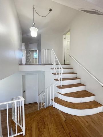 744 Dedham St, Newton, MA 02459