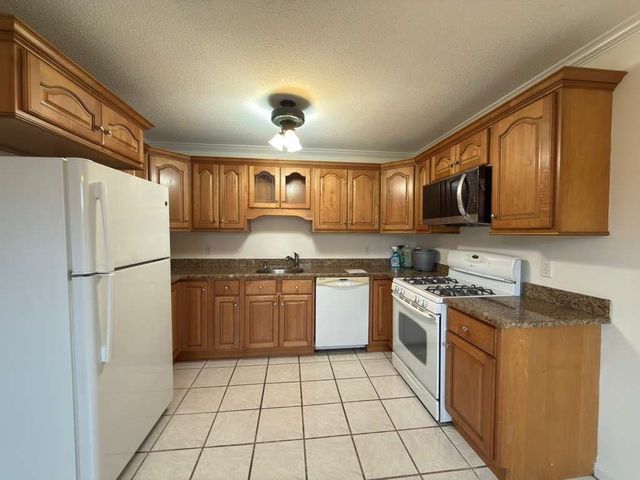 94 Tennis Plaza Rd 10, Dracut, MA 01826