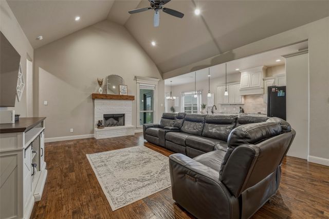 125 Oak View Drive, Godley, TX 76044