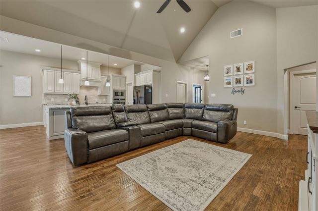 125 Oak View Drive, Godley, TX 76044